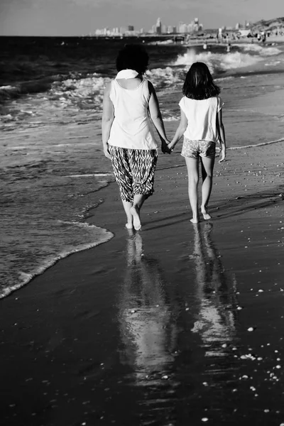 Matka i córka spacerują — Zdjęcie stockowe