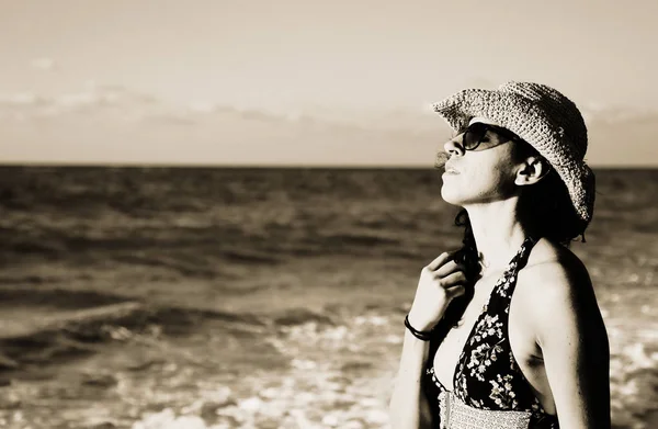 Frau mit Hut am Strand — Stockfoto