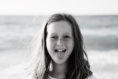 Gerçek 10 yıl yaşlı kız Sahilde yürüyüş portresi