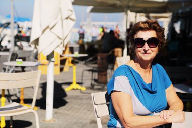 Açık 70 yaşında bir kadın portresi