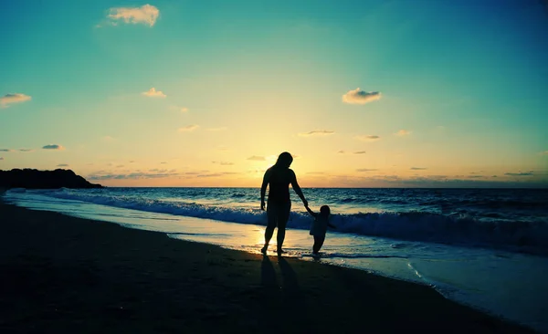 Retrato de feliz mãe amorosa e seu bebê na praia — Fotografia de Stock
