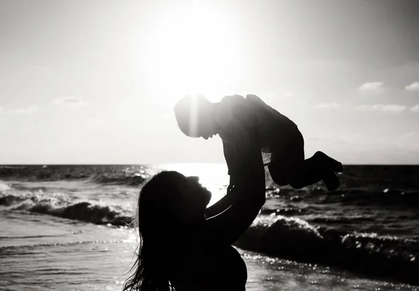 Portrait de belle jeune fille avec sa mère à l'extérieur — Photo