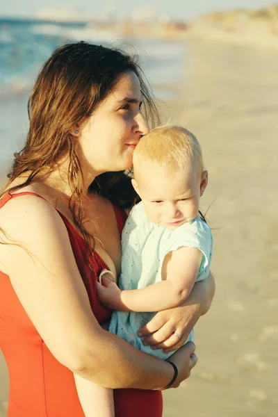 Portret van plezier liefdevolle moeder en haar baby — Stockfoto