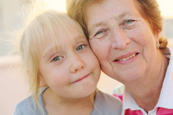 70 years old woman with 5 years old granddaughter — Stock Photo, Image