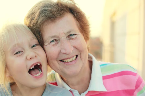 70 let stará žena s vnučkou 5 let — Stock fotografie