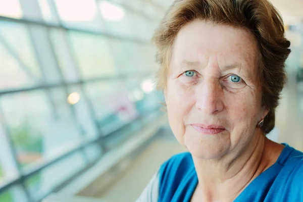 Vrouw zitten in de luchthaven — Stockfoto