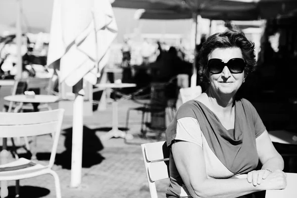 Retrato al aire libre de mujer de 70 años —  Fotos de Stock