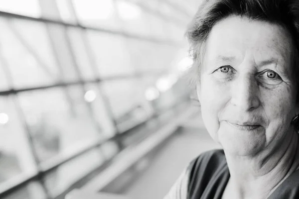 Retrato de una hermosa mujer de 70 años — Foto de Stock