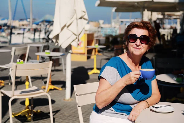 Retrato al aire libre de mujer de 70 años —  Fotos de Stock