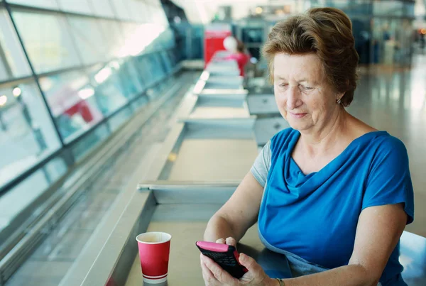 Vrouw zitten in de luchthaven — Stockfoto