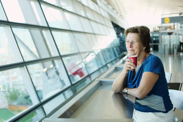 Woman sitting in the airport — Stock Photo, Image