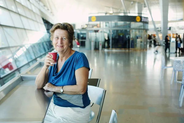 Vrouw zitten in de luchthaven — Stockfoto
