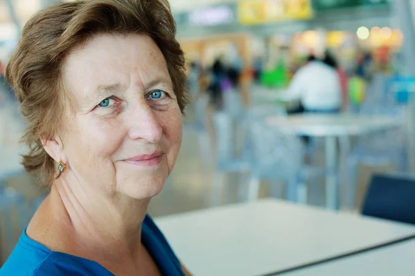 Vrouw zitten in de luchthaven — Stockfoto