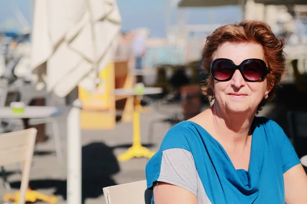 Retrato ao ar livre de mulher de 70 anos — Fotografia de Stock