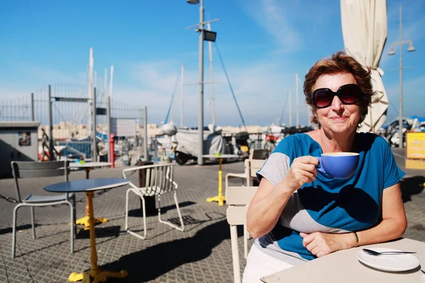 Retrato al aire libre de mujer de 70 años — Foto de Stock