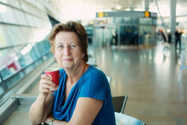 Mujer sentada en el aeropuerto — Foto de Stock