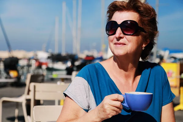70 歳女性の屋外のポートレート — ストック写真