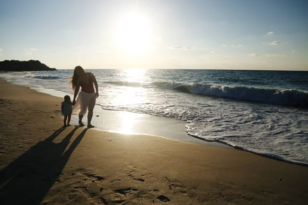 Ritratto di felice madre amorevole e il suo bambino in spiaggia — Foto Stock