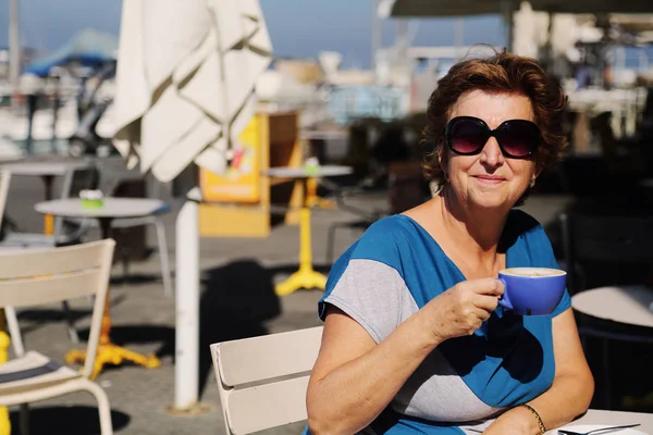 Retrato ao ar livre de mulher de 70 anos — Fotografia de Stock