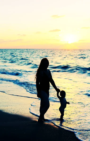 Retrato de feliz mãe amorosa e seu bebê na praia — Fotografia de Stock