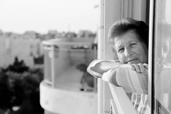 Güzel 70 yaşında bir kadın portresi — Stok fotoğraf