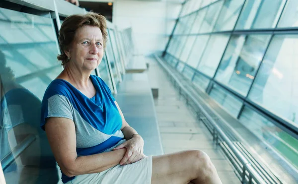Kobieta siedzi na lotnisku — Zdjęcie stockowe
