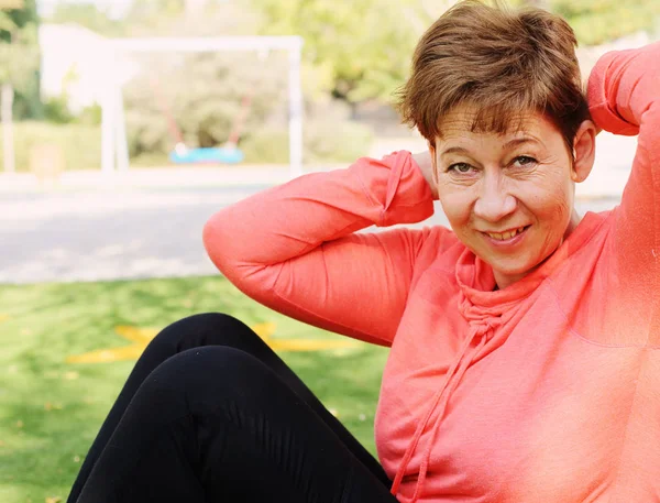 Portret van mooie 45 jaar oude vrouw — Stockfoto