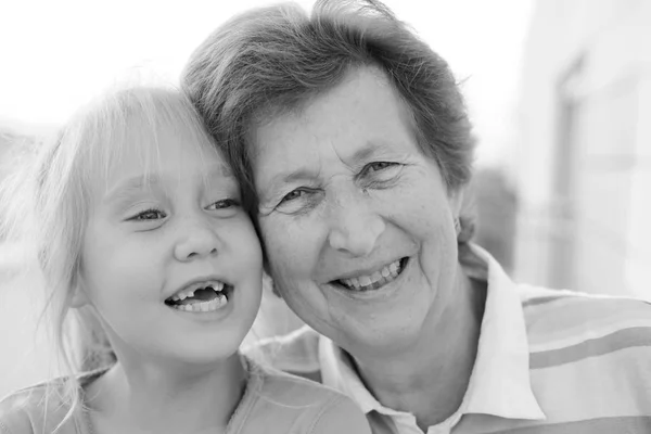 Portrét krásných 70 let staré ženy s vnučkou 5 let — Stock fotografie