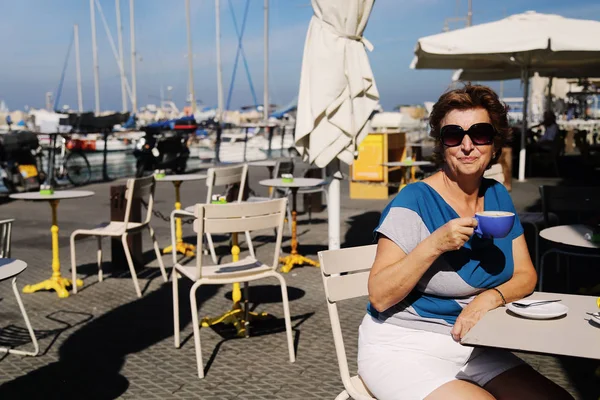 Retrato al aire libre de mujer de 70 años — Foto de Stock