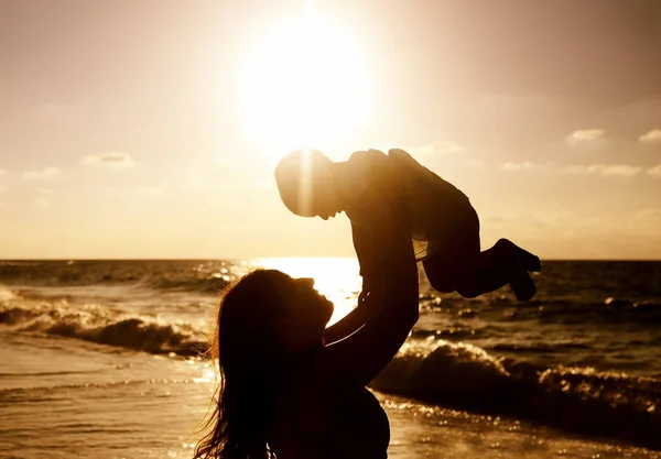 Retrato de una hermosa joven con su madre al aire libre — Foto de Stock