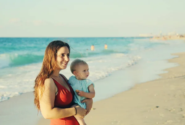 Mutlu sevgi dolu bir anne ve bebeği portresi — Stok fotoğraf