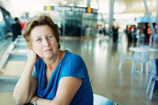 Vrouw zitten in de luchthaven — Stockfoto