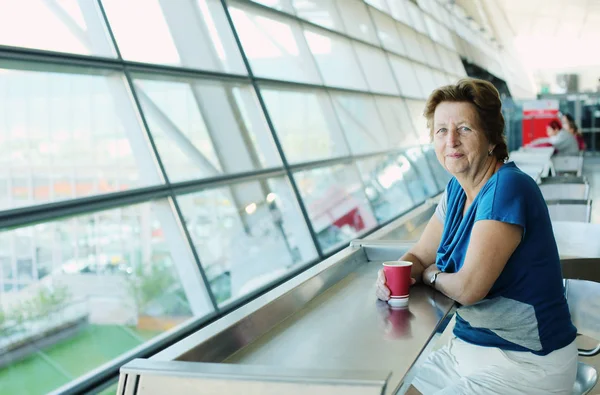 Жінка сидить в аеропорту — стокове фото