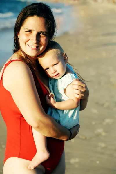 Portrait de mère aimante heureuse et son bébé — Photo