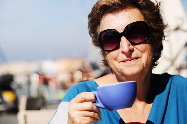 Retrato al aire libre de mujer de 70 años — Foto de Stock