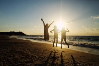 Üç kız sahilde atlama  