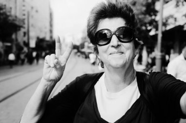 neşeli üst düzey kadının yolculuk