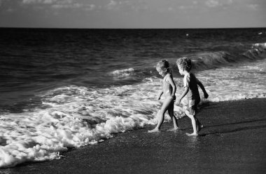 plajda oynayan çocuklar