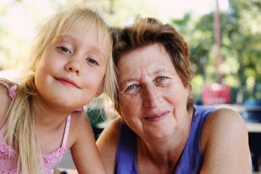 Güzel 70 yaşında bir kadın 5 yaşında torunu ile portresi