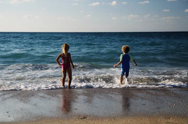 Дети играют на пляже — стоковое фото