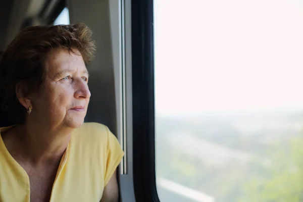 Женщина сидит в поезде — стоковое фото