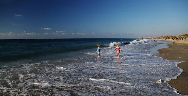 Kinderen spelen op het strand — Stockfoto