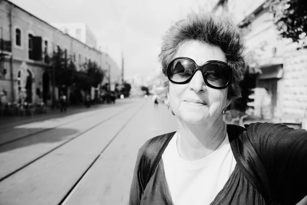 Alegre mujer mayor disfrutando del viaje — Foto de Stock