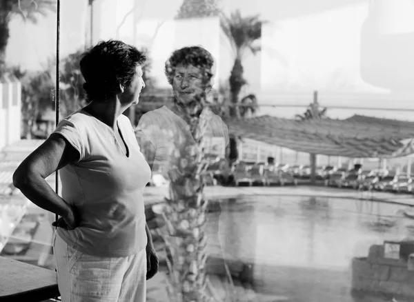 Mujer mirando a la ventana —  Fotos de Stock