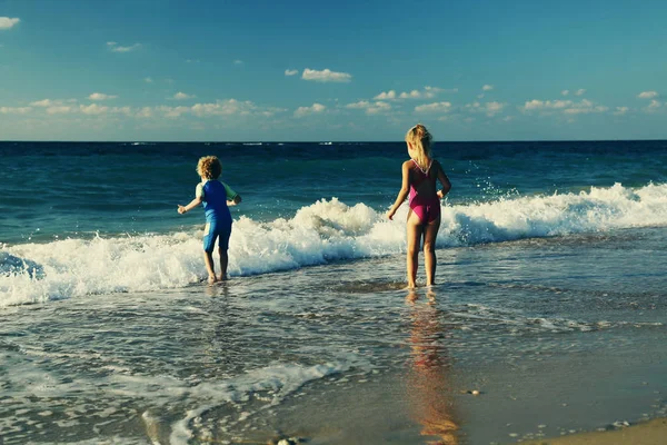 Anak-anak bermain di pantai — Stok Foto