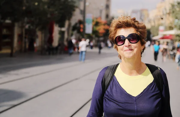 Vrolijke senior vrouw genieten van de reis — Stockfoto