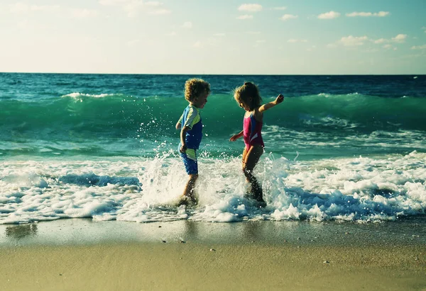 Dzieci na plaży — Zdjęcie stockowe