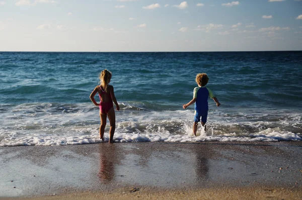 Enfants jouant sur la plage — Photo