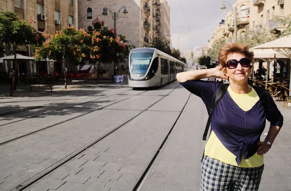 Glada senior kvinna njuter av resan — Stockfoto