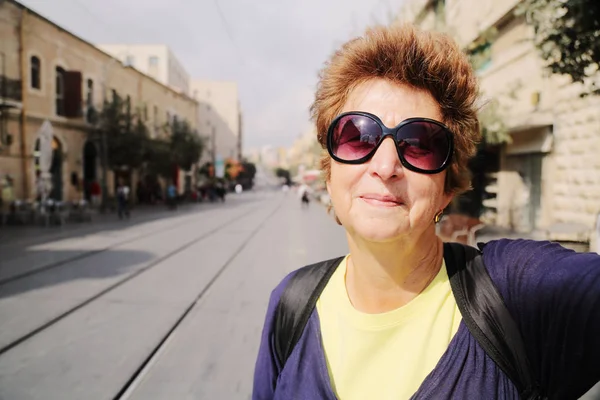 Vrolijke senior vrouw genieten van de reis — Stockfoto